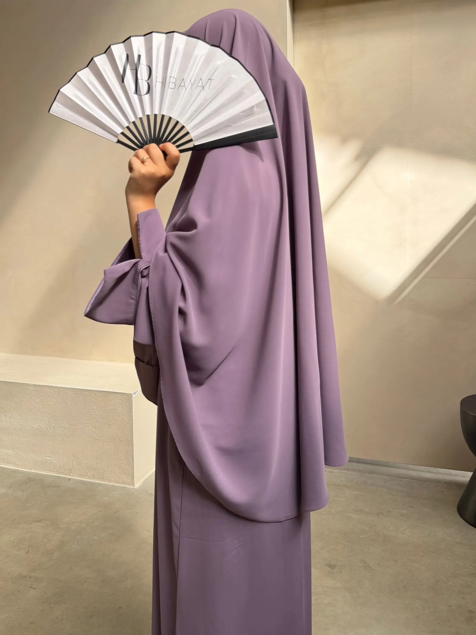 Hibayat set in Lavender, gedrapeerde stof in hard middaglicht